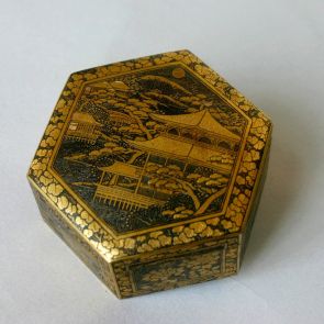 Hatszögletes fémdobozka, tetején a kiotói aranypavilon