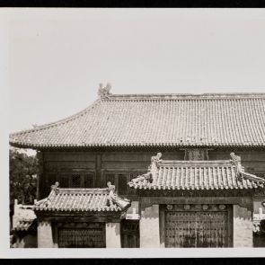 Behind the triple gate, there is an angular building, (?) Chaikung, the Lent Hall in the garden of the Temple of Heaven