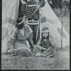 Indián család a tipi előtt