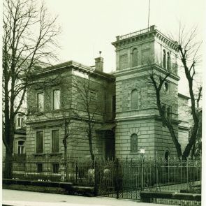 The facade of Hopp Villa in the early 20th century