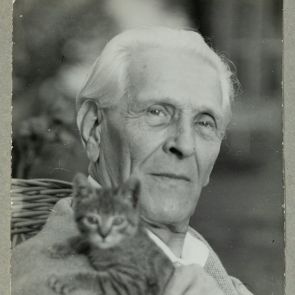 Baktay kismacskával (félprofilból)