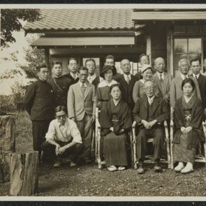 Csoportkép (4 hölgy, 17 férfi egy kis épület előtt)