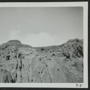 Kopár sziklahegyek a kikötő fölött