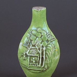 Snuff bottle with a scene of a house and two figures