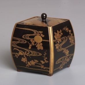 Füstölő tartó dobozka, fedelén két pillangóval