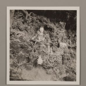 Kuan-jin felhők között, agyagdombormű a Ma-ni-ko szentély északi falán, Csengting