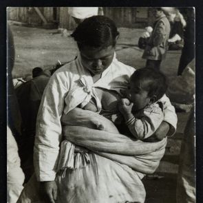 Életkép: Gyermekét hordozó anya