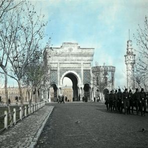 Konstantinápoly. Katonai osztag vonulása a Hadügyminisztérium (szeraszkeriátus) kapuja előtt a Bajezid téren