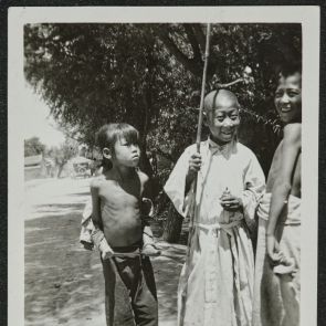 A nép gyermekei: fiúk és kislány, kisdeddel az utcán, Peking