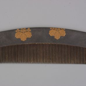 Díszfésű (sashi-gushi) császárfa-motívumokkal (kiri) díszítve