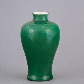 Meiping vase with emerald green glaze