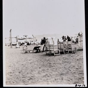 Padok és sátrak a strandolók számára a homokos tengerparton