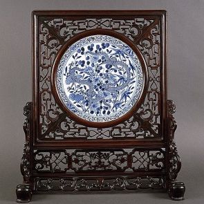 Table screen with a porcelain panel