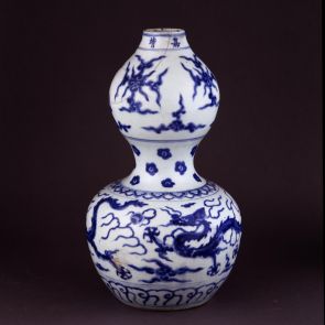 Doublegourd-shaped vase with dragon decoration