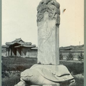 Teknősbéka alapú síremlék Szöulban