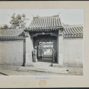 Az iroda bejárata az utca felől, Peking, 1920–1930 körül