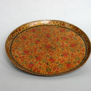 Round tray with sawtooth edges with floral pattern