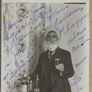 Önarckép, európai ruhában, turbánnal, kezében pohárral