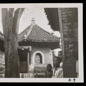 A pekingi ómecset udvarán