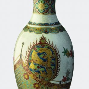 Szacuma-jellegű kerámia váza bugaku kellékekkel díszítve