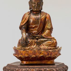 Sákjamuni Buddha, jobbjával földet érintő kéztartással (szkt.: bhúmiszparsa-mudrá), baljában alamizsnás szilkével