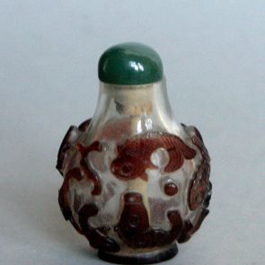 Snuff bottle decorated with fish