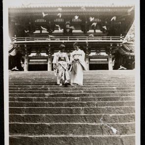 Két lány a szentély lépcsőjén, Kamakura