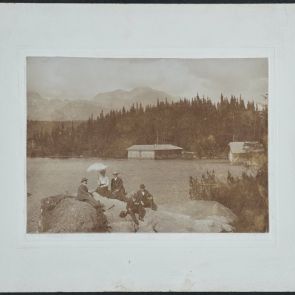 Company at Štrbské pleso: Helén Móry, Károly Móry with three gentlemen