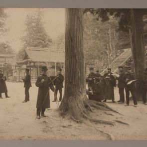 Kyoto City School of Arts, drawing class in the courtyard of a shrine