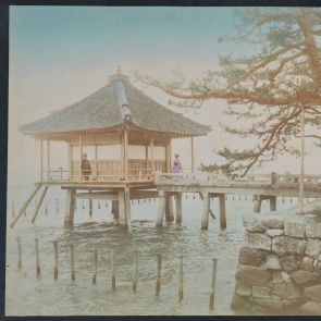 Holdat néző pavilon a Biva partján