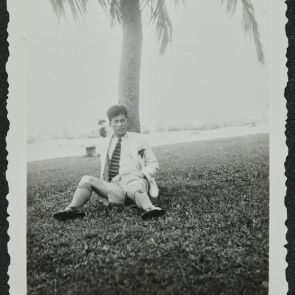 Mizutawa (fiatal férfi üldögél a pálmafa tövében)