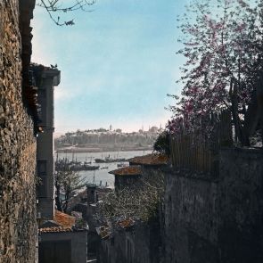 Konstantinápoly. Kilátás Perából az Aranyszarv-öbölre és a történelmi félszigetre, háttérben a Topkapi szeráj és az Hagia Sophia