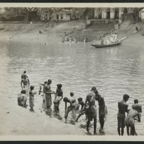 Rituális fürdőzés Benaresben (Varanasi)