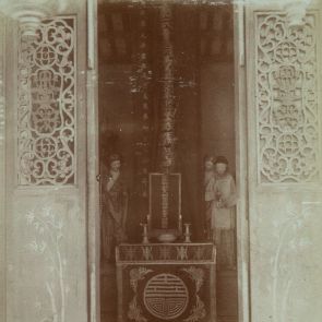 Canton: Étel és italáldozatok s papírleányok a koporsó előtt a halottak városában