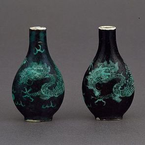 Snuff bottle decorated with dragons