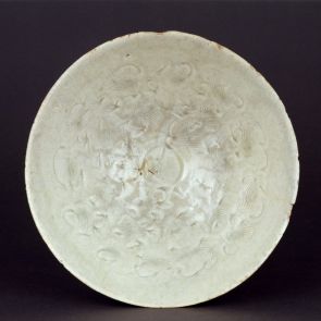 Bowl with combed pattern