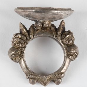 Garuda fejekkel díszített gyűrű