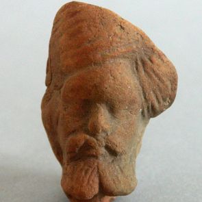 Turbános férfi fej, szakállas, terrakotta