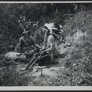 Fiatal indián pár ül egy fatörzsön