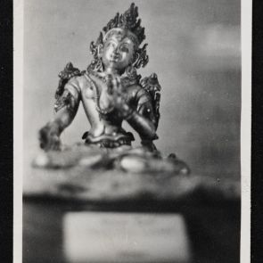 Ülő Tara - kisplasztika fekete-fehér fotója, alulnézetből