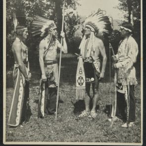 Négy férfi egész alakos portréja