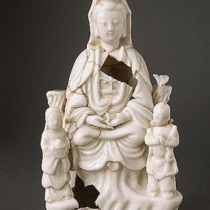 Sitting Guanyin bodhisattva, with two attendants