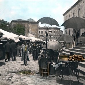 Konstantinápoly. Utcai árusok a Jeni Valide-dzsámi előtt