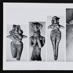 Indus-völgyi női terrakotta figurák, fekete-fehér fotó