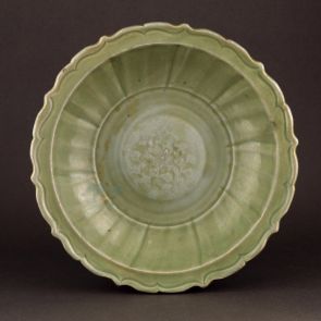 Flower-shaped bowl with peony