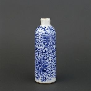 Snuff bottle with peony design