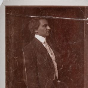 Önarckép európai ruhában