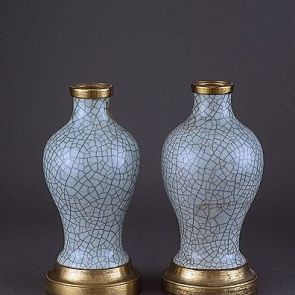 Vase covered with crackle celadon glaze
