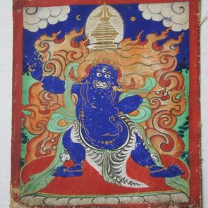 Vadzsrapáni dharmapálát ábrázoló cakli, feje felett sztúpa