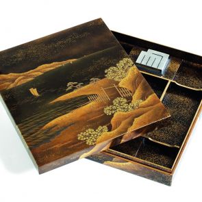 Lapos írószertartó fedeles doboz rácsozott betéttel, a Genji monogatari Suma c. fejezetének monját formázó ezüst mizusashival, aranylakk tájkép, belül holdkorong és hullámok